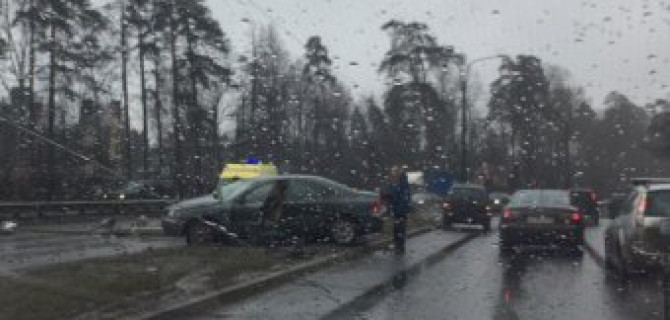 На Приморском шоссе автомобиль врезался в столб