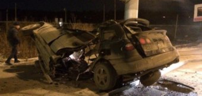 В Иркутске иномарка врезалась в столб: погибли два человека