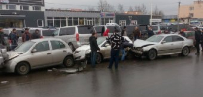 Шесть машин столкнулись в Петербурге