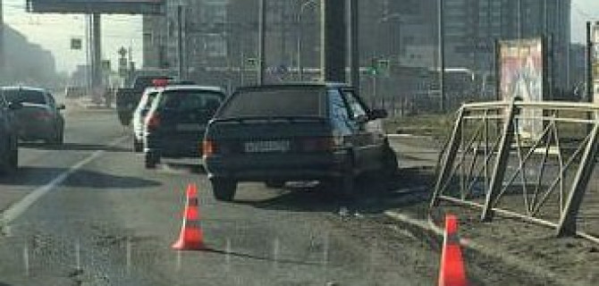 В Петербурге автомобиль сбил женщину на тротуаре