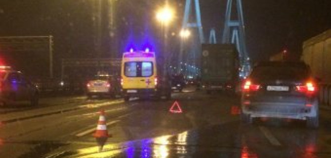 В массовом ДТП на КАД серьезно пострадал человек