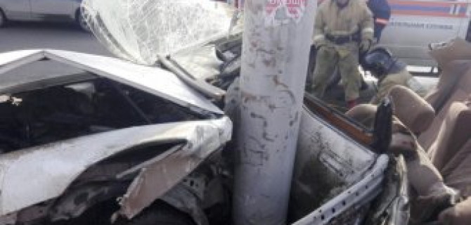 В Новосибирске Toyota врезалась в столб: погибла девушка