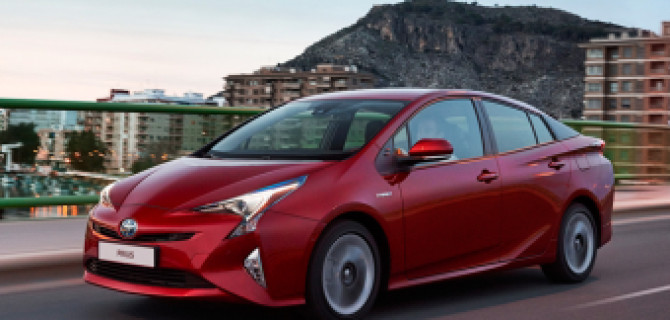 Начались продажи новой Toyota Prius в России