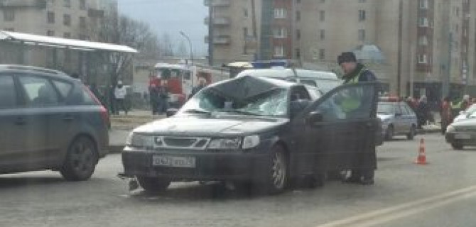 В Петербурге пьяный водитель Saab сбил двух пешеходов