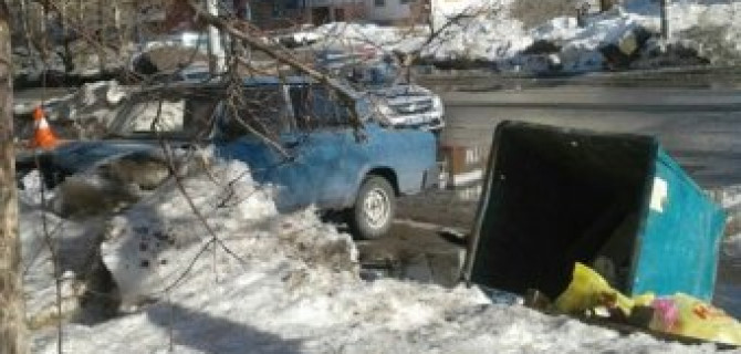 В Томске после ДТП мусорный бак придавил женщину-пешехода