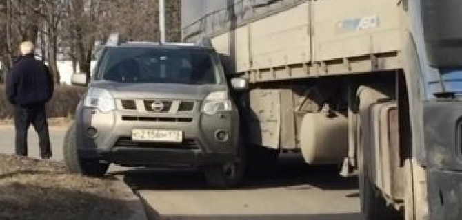 NISSAN X-TRAIL не успел проскочить справа от грузовой фуры на Витебском проспекте в Петербурге
