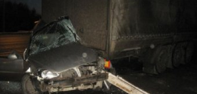 На трассе М-7 легковушка врезалась стоящую фуру: погиб водитель