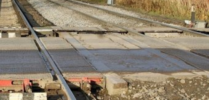 В Подмосковье электричка протаранила иномарку