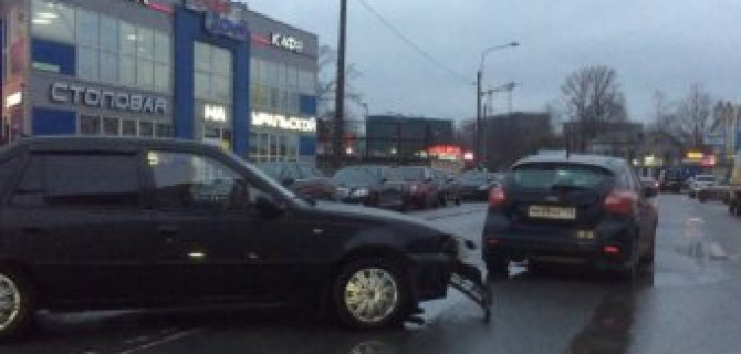 Уральская улица оказалась полностью перекрыта из-за ДТП вечером 1 апреля