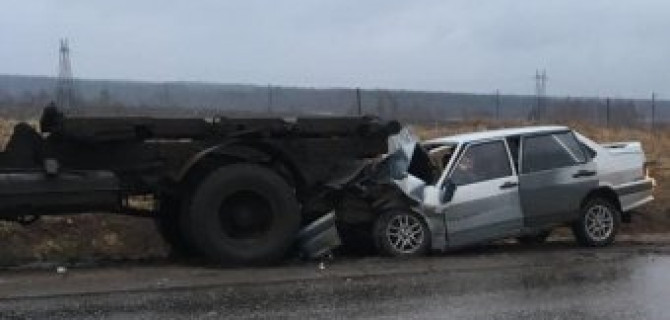 В Красном Бору в брошенный грузовик врезалась «Лада»: есть пострадавшие