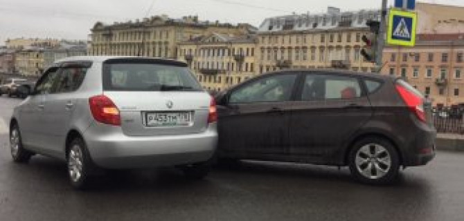 "Шкода Фабия" не пропустила Hyundai на набережной Фонтанки у цирка