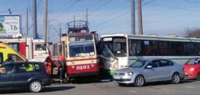 В Петербурге столкнулись автобус и трамвай: есть пострадавшие