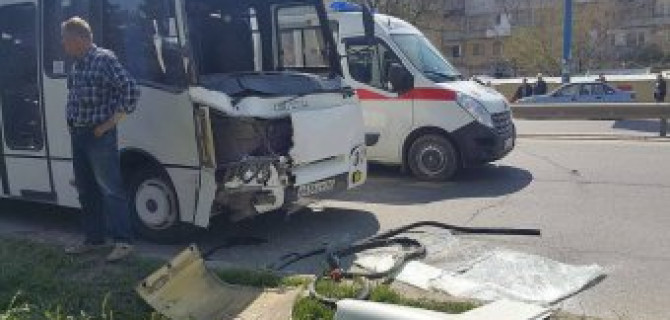 В Крыму в ДТП с двумя автобусами пострадали более 10 человек