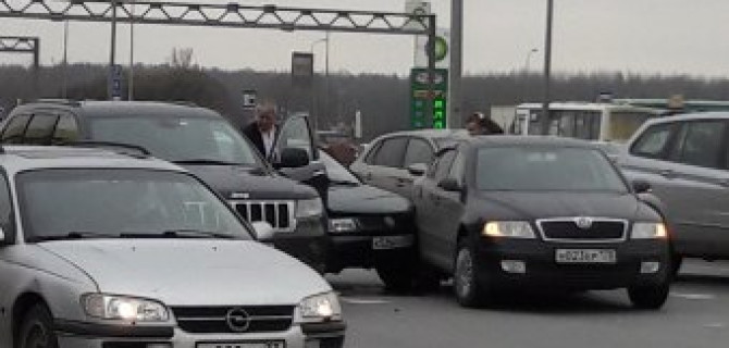 На Пулковском шоссе в Петербурге столкнулись три автомобиля