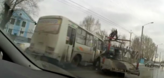 В Кузбассе маршрутка врезалась в эвакуатор