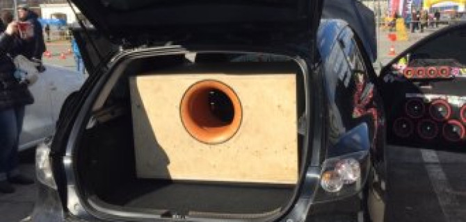 Так громче музыка, играй победу! В Петербурге проходят соревнования по "автозвуку"