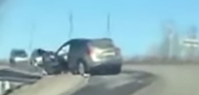 Под Рыбинском Nissan Murano влетел под бензовоз, погибло 3 человека, в том числе маленький ребенок