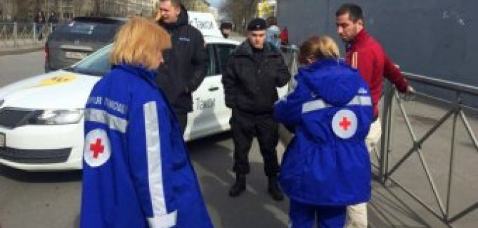 В Петербурге таксиста в состоянии наркотического опьянения задержали, когда тот сдавал назад по встречке