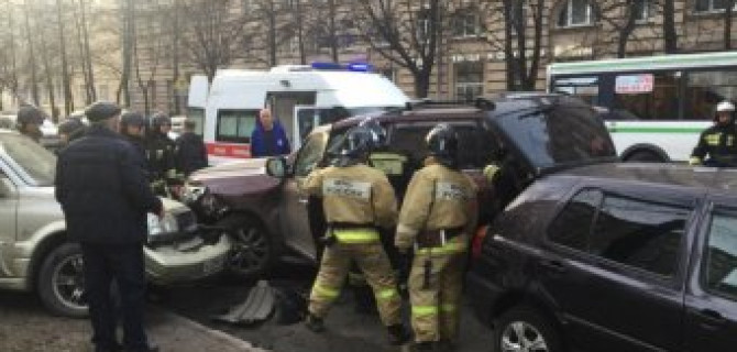 Массовое ДТП в Петербурге: водителю Toyota Land Cruiser стало плохо за рулем