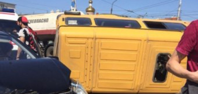 В Астрахани в результате ДТП перевернулась маршртука с пассажирами