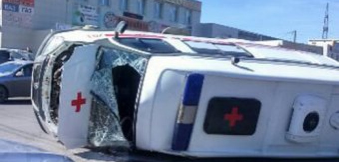 «Скорая помощь», спешившая на вызов, перевернулась в результате ДТП в Челябинске