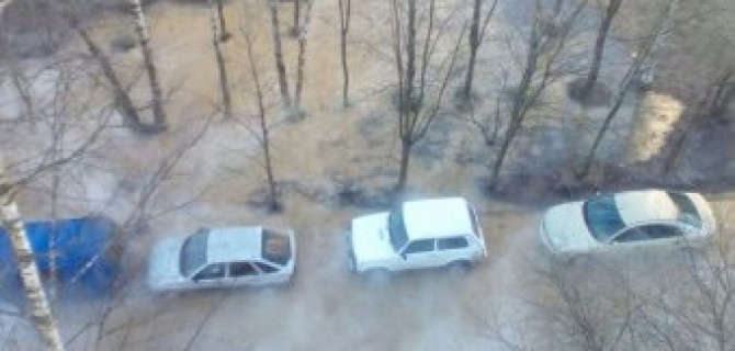 В Петербурге из-за прорыва кипятка ушли под землю несколько автомобилей