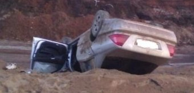 В Самаре водитель Mercedes «бортанул» Hyundai , выехал на ремонтируемую дорогу и перевернулся