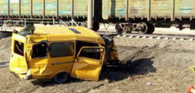 Под Омском школьный автобус сбит грузовым поездом, есть погибшие
