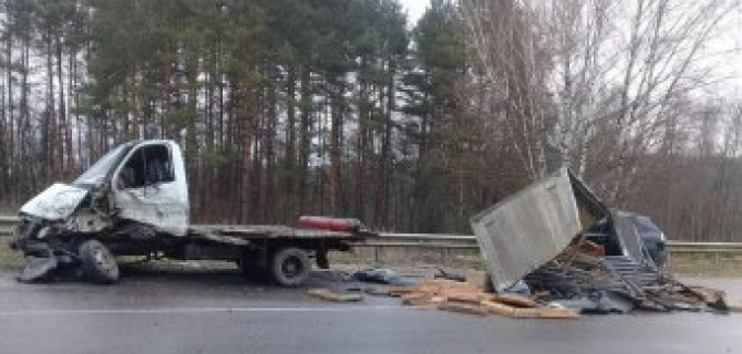 В Тульской области в ДТП Lexus расплющило оторвавшимся от грузовика кузовом