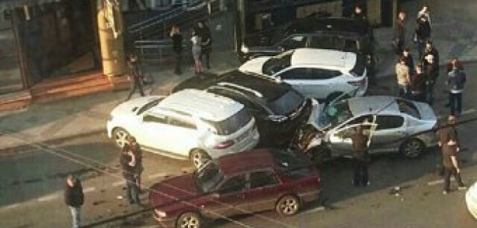 В Краснодаре Peugeot на всей скорости влетел в припаркованные автомобили