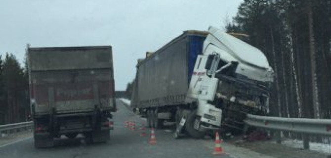 В ДТП с двумя тягачами на "Коле" погиб водитель  МАЗ