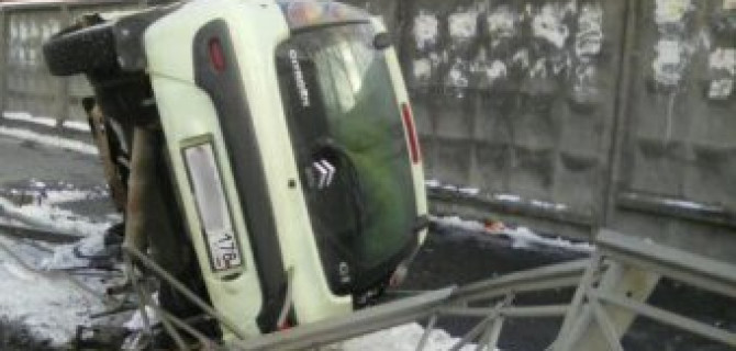 В Петербурге пьяный водитель перевернул припаркованный Citroen и потерял номер со своего авто