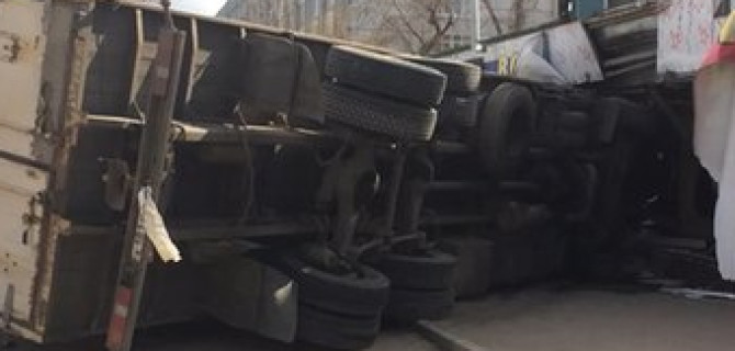 В Саратове водитель фуры без тормозов завалил машину на торговый павильон, чтобы избежать жертв