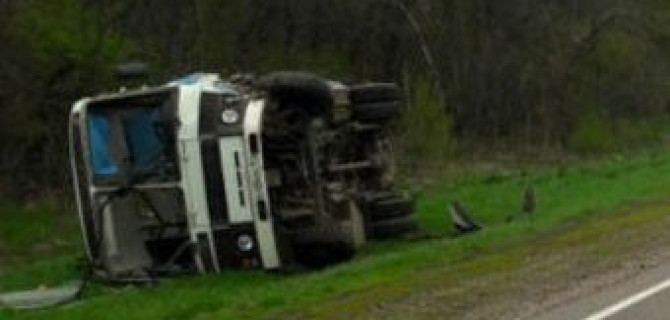 В Ростовской области в ДТП с автобусом погиб пошедший на обгон 81-летний водитель «Лады»