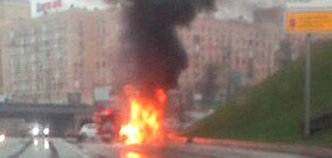 В Москве Maserati Ghibli врезался в столб, водитель сгорел