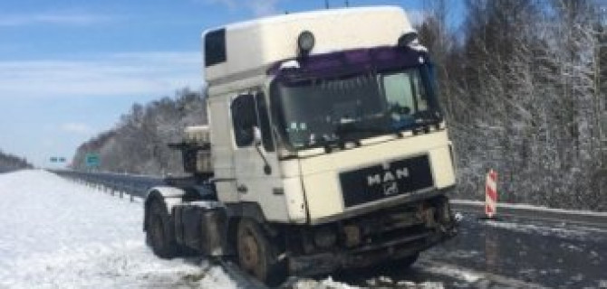 Российский тягач с цистерной масла попал в ДТП на литовской трассе