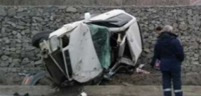 Во Владивостоке в ДТП разбилась Toyota RAV4