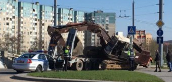 В Гродно в ДТП с трала упал экскаватор, перекрыв движение