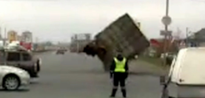 В Тольятти КамАЗ не вписался в поворот и упал