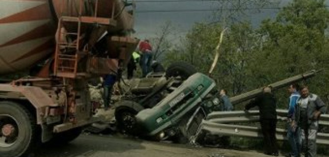 Жуткое ДТП с двумя погибшими под Алуштой: грузовик раздавил легковушку