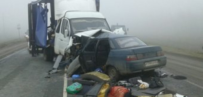 В ДТП с грузовиком под Саратовом погибли трое взрослых и ребенок