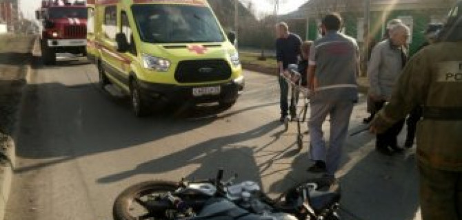В центре Омска пенсионер на машине сбил мотоциклиста