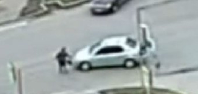 Мгновенная помощь: в Красноярске автомобиль сбил женщину на глазах полиции и «скорой»