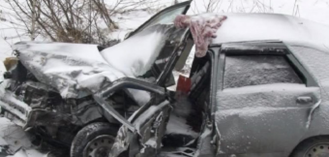 В Шарь­ин­ском рай­оне из-за выехавшей на встречку Infiniti погибла водитель ВАЗ-2112