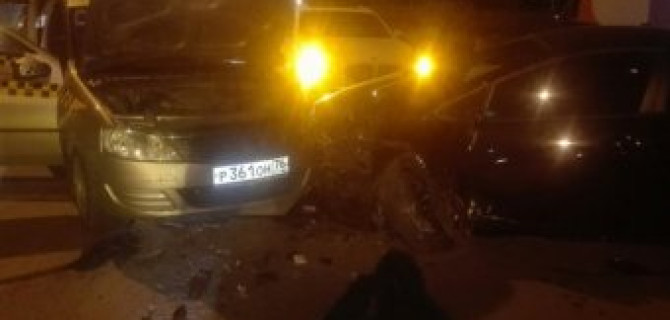 В ночном ДТП с участием такси в Ярославле пострадали два человека