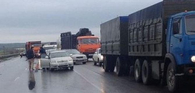 На трассе под Аксаем столкнулись шесть автомобилей: пострадали три человека