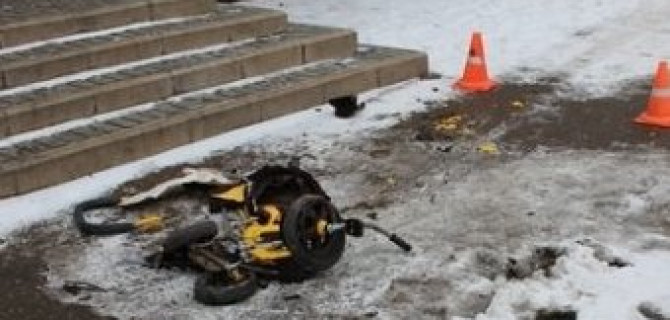 В Ижевске грузовик раздавил двухлетнего ребенка в коляске, пока отец ушел в бар