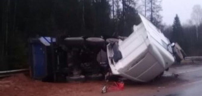 В Новгородском районе фура врезалась в иномарку и насмерть задавила человека