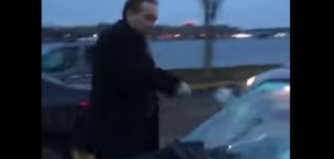 В Петербурге после ДТП один водитель молотком разбил машину второго