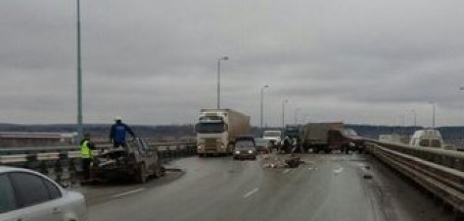 В Перми в ДТП на Красавинском мосту погибли два человека